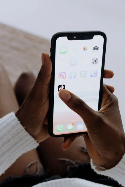 home-img Un smartphone élégant affichant une œuvre dans un décor minimaliste, parfait pour des thèmes liés à la tech et au design.