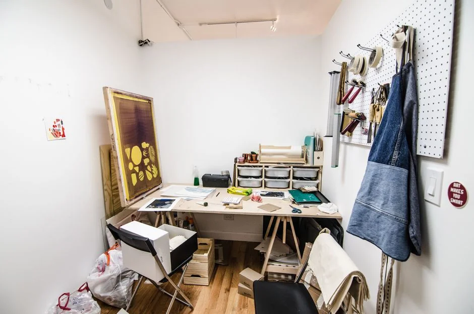gallery-02 Un espace de travail moderne avec un smartphone affichant un écran et une configuration informatique, idéal pour des thèmes liés aux affaires et à la technologie.